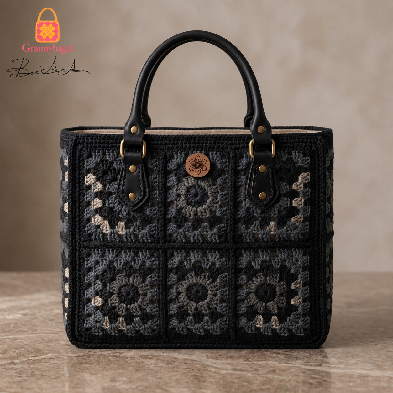 Borsa granny square all uncinetto strutturata foderata variante Total Black e Carbone The Heritage Tote con manici neri rifiniti